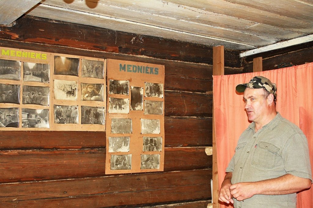 
Pie vēstures stenda, kur fotogrāfijās redzams arī Jāņa tēvs Voičiks Šakins (tagad viņsaulē) un pats Jānis, skolnieks, meža stādīšanas darbos.
