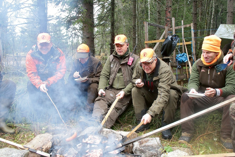 
Jaunais FACE prezidents Tūrbjērns Larsons (otrais no labās) kopā ar kolēģiem medībās Zviedrijā.
