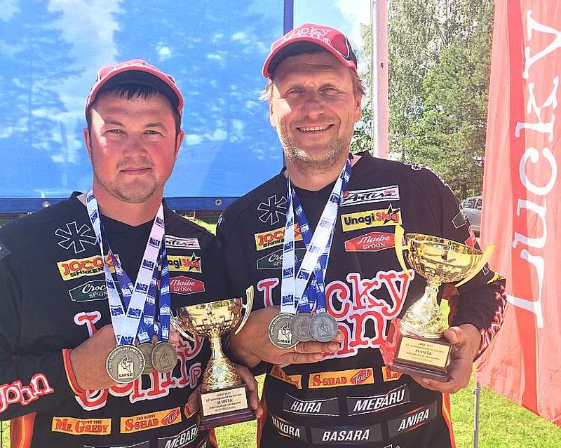 
Egīls Draudiņš (no labās) un Kārlis Goldmanis 2017. gadā ieguva trešo vietu Latvijas čempionātā makšķerēšanā no laivām.
