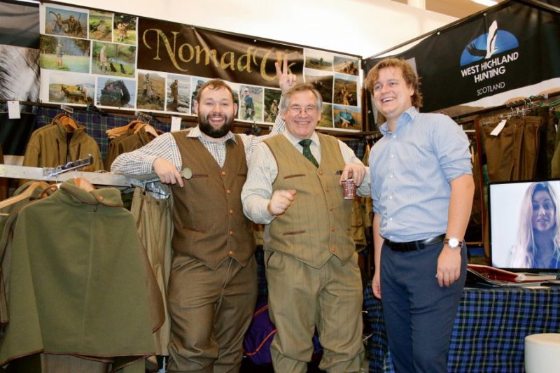 
Kopā ar kolēģiem efektīvu apgērbu stendā no Lielbritānijas &#8211; Nomad UK
