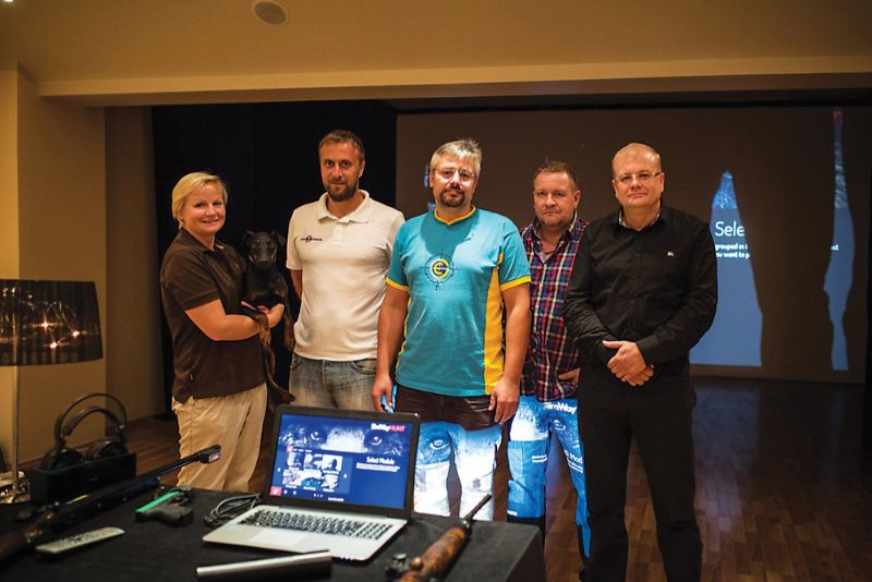 
&#8216;D Hunt&#8217; medību simulatorā. No kreisās: Linda Dombrovska, Namejs Vinovskis, Dmitrijs Kļešņins, Jānis Mickēvičs un simulatora īpašnieks Jānis Lanskis.

