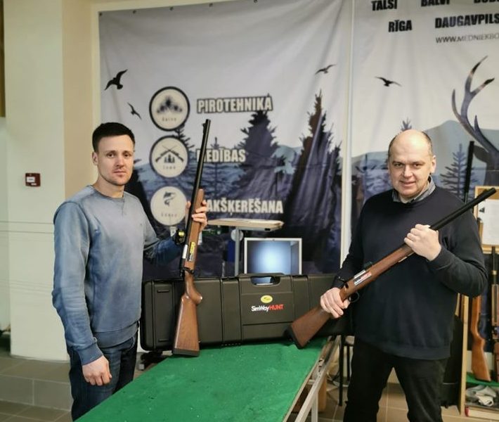 
Agnis Dombrovics (no labās) un Dāvis Zaube pie jaunās šautuves. 
