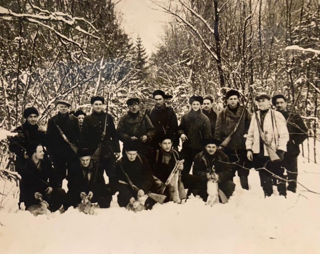 
Gunta vectēvs Ernests Grasmanis (trešais no labās puses) ap 1960. gadu zaķu medībās Dunalkā.
