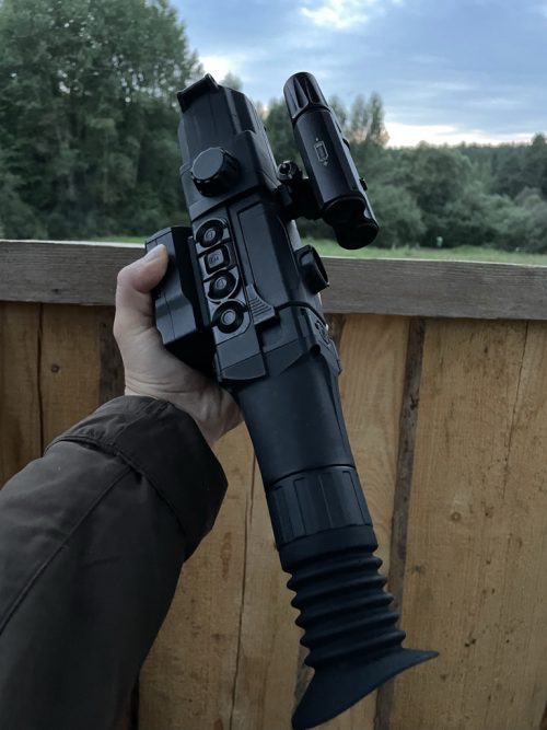 Pulsar Digisight Ultra N455 LRF aprīkots ar Electrooptic IR-530-850 Digital 2 piegaismotāju.
