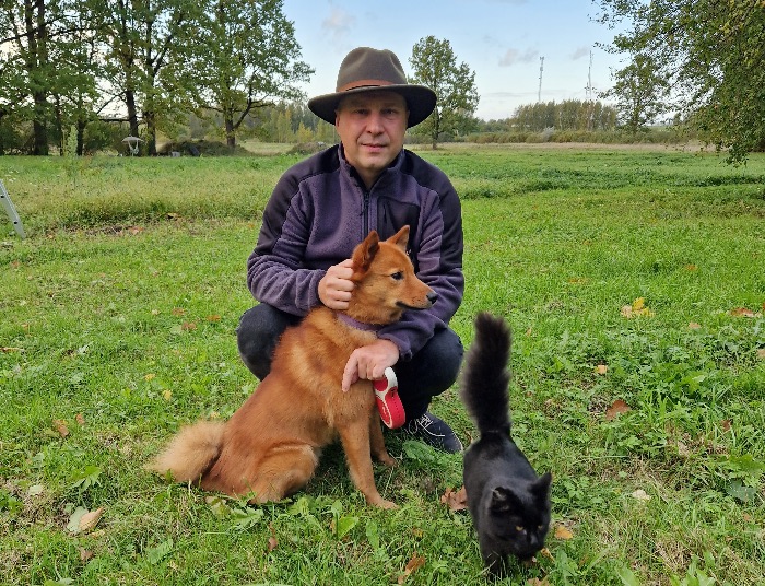 
Trīs mednieki: Artūrs Volkovs, somu špics Borns un kaķis Bū
