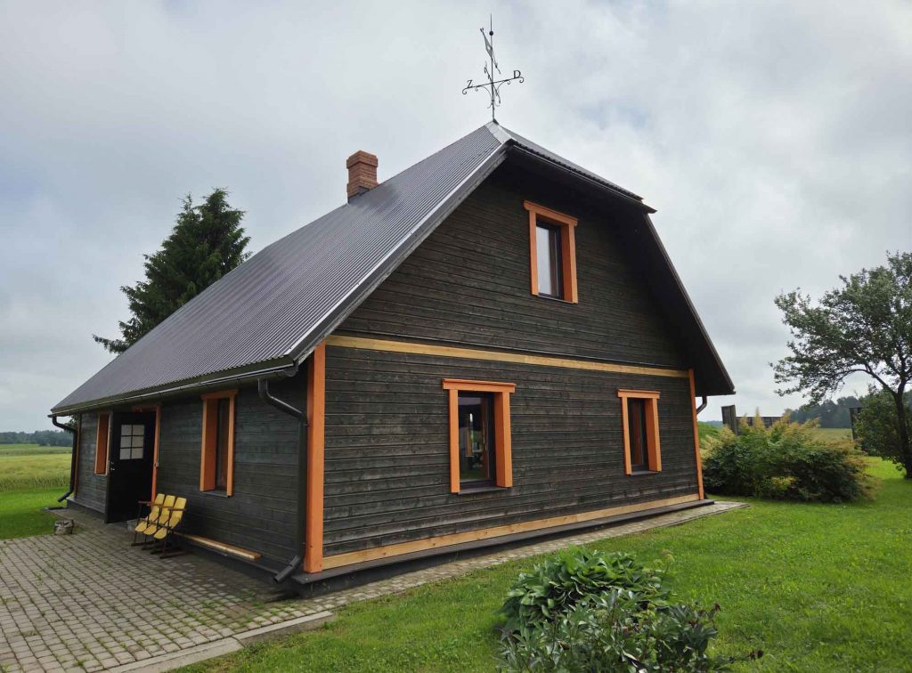 Foto un video. Mednieki atjauno gadsimtu vecu māju. Ciemos mednieku ...