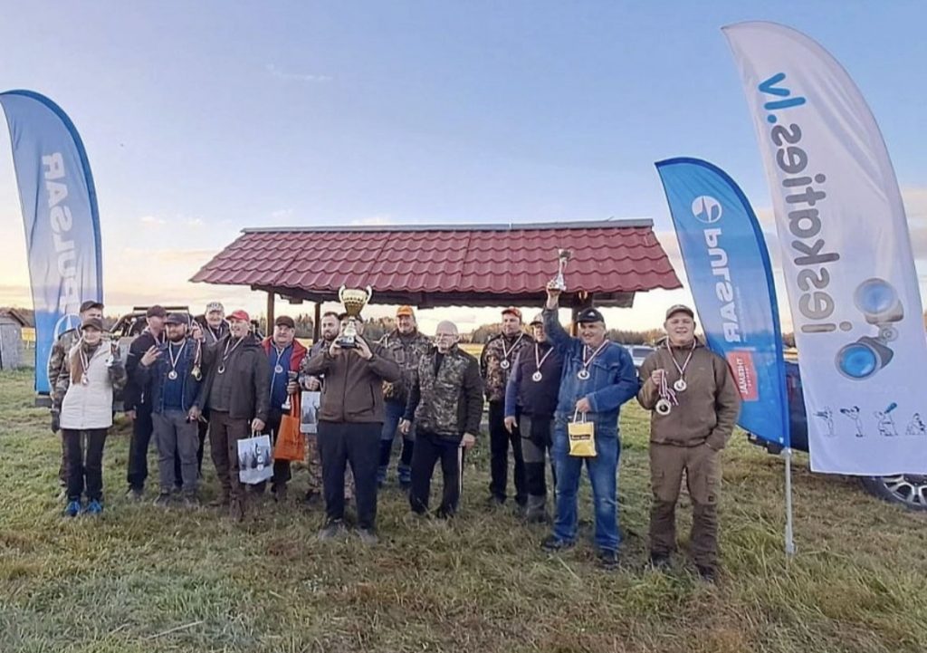 Sacensību uzvarētāji noskaidroti! Pirmā vieta kolektīvam “Vientuļie vilki”, otrajā ierindojas “Šķilbēnu” kolektīva mednieki, bet trešo vietu izcīnījis kolektīvs “Bebrītis 1”.
