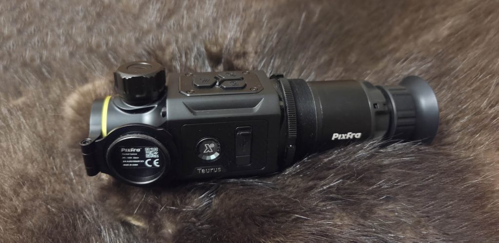 
Uzlikai pievienots okulārs.
