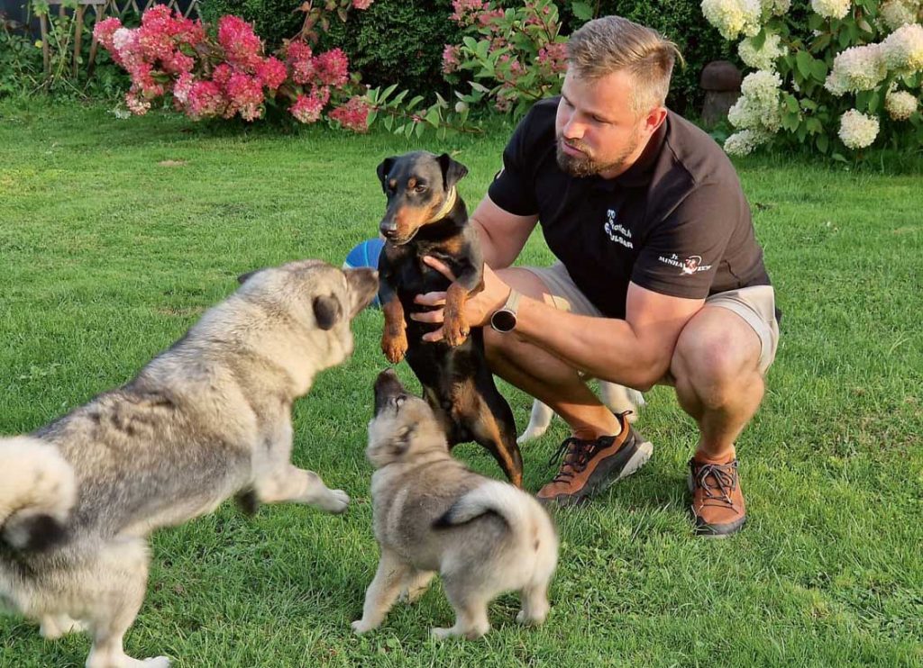 
Viesturs Arklons un viņa suņi
