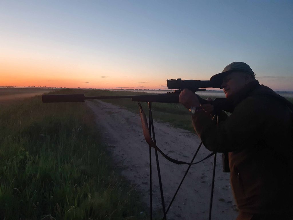 
Nakts medības uz gaidi atklātā vietā ļauj izmantot jaudīgu aparatūru, kas bieži vien ir gana smaga. 
