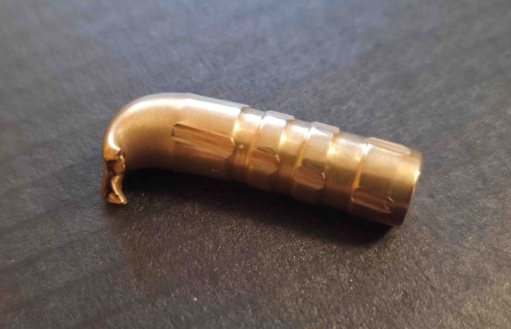 
Lode dzīvnieka ķermenī bija iegājusi jau ar sānu pēc tam, kad, visticamāk, bija pieskārusies koka atvasei. Lodes priekšgals ir saliecies, nevis sākusies ekspansija.
