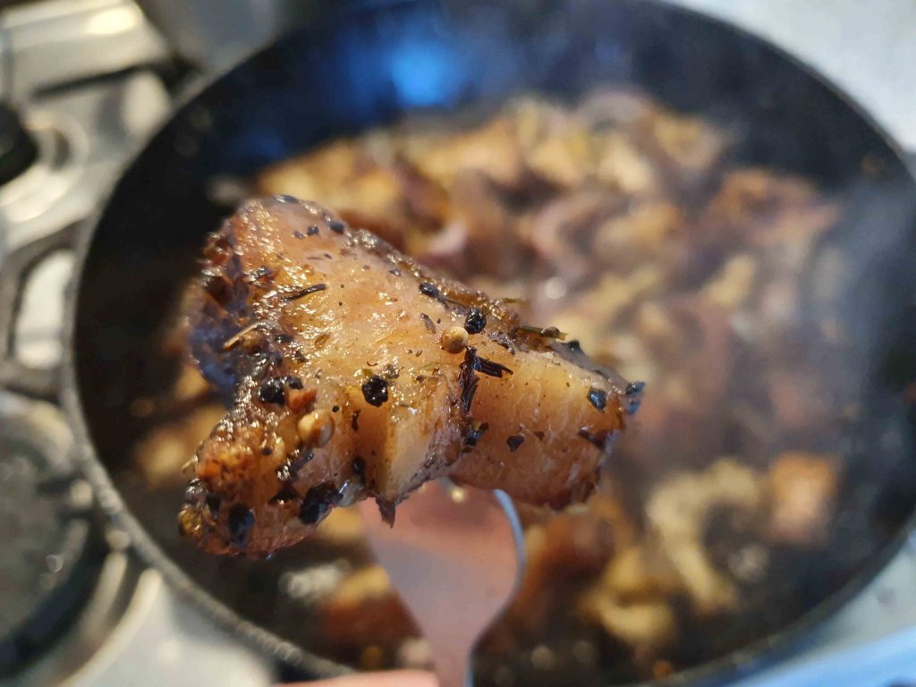 
Kopējais pagatavošanas laiks apmēram pusstunda. Lieliski der ar vārītiem kartupeļiem vai vienkārši kā uzkoda!
