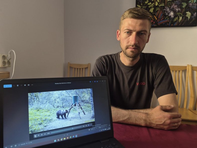 
Mednieks Aivis Bukovskis rāda meža kamerās nofilmētos ķepaiņus. 
