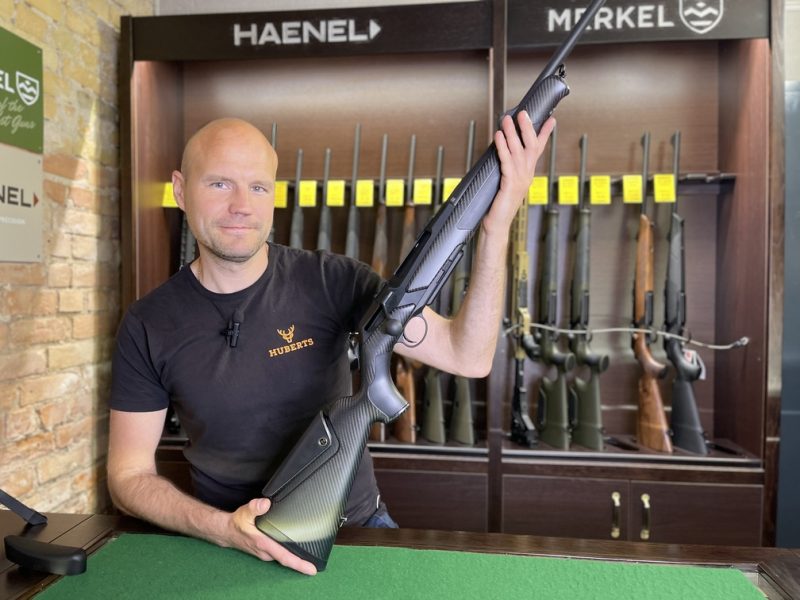
Veikala Huberts pārstāvis Armands Reķis ar Merkel RX Helix Carbon karabīni.
